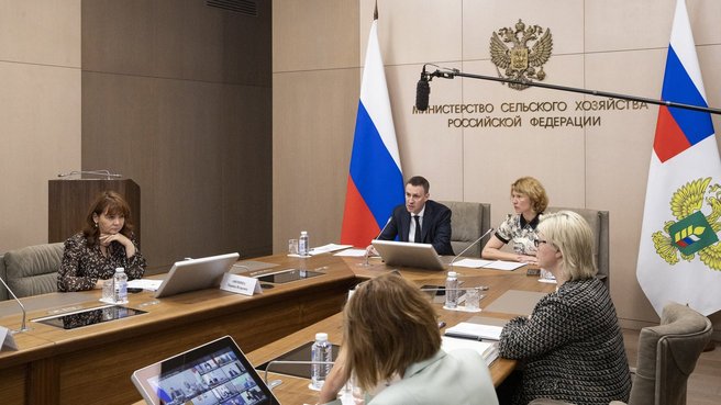 Дмитрий Патрушев представляет руководству Минсельхоза нового Министра сельского хозяйства Оксану Лут в мае 2024